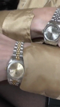 Madrastra te muestra sus hermosas manos de reloj de pulsera, instrucciones de paja lady Victoria Valente