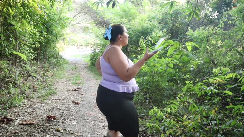 Lexly_16: Aku nyepong orang asing di depan umum waktu aku lagi...