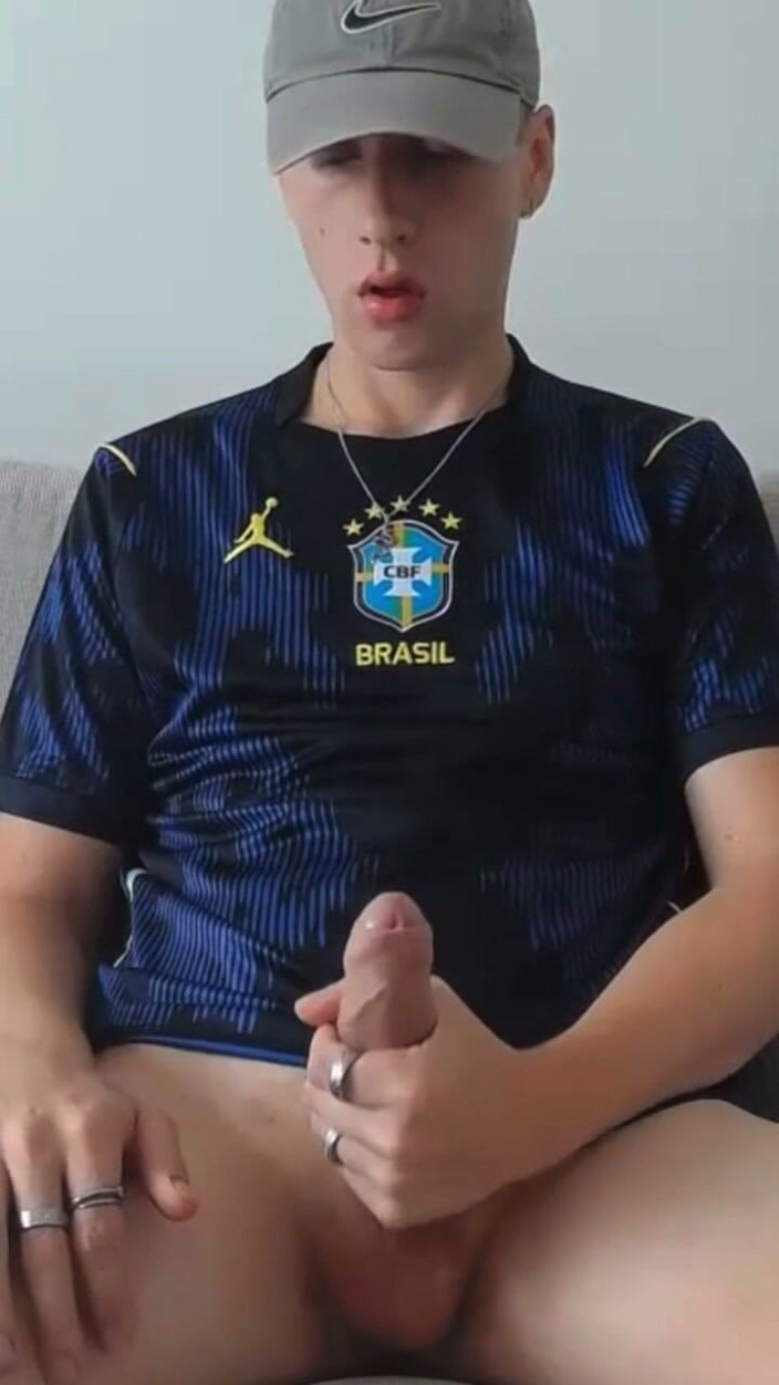 Axton Drake: พี่ชายเงี่ยนถูกจับได้ว่าชักว่าวหลังฝึกฟุตบอล