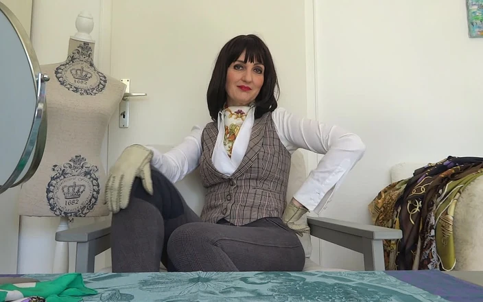 Lady Victoria Valente: Today I'm going to show you how to tie an...