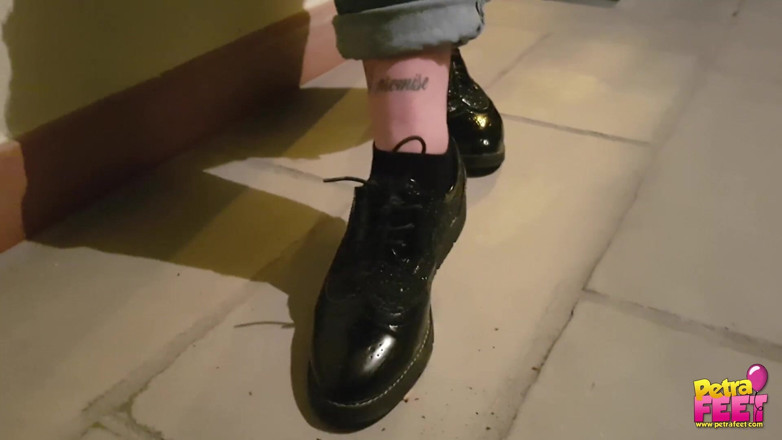 Smokin Fetish: Smoking and foot fetish in outdoor with cute teen