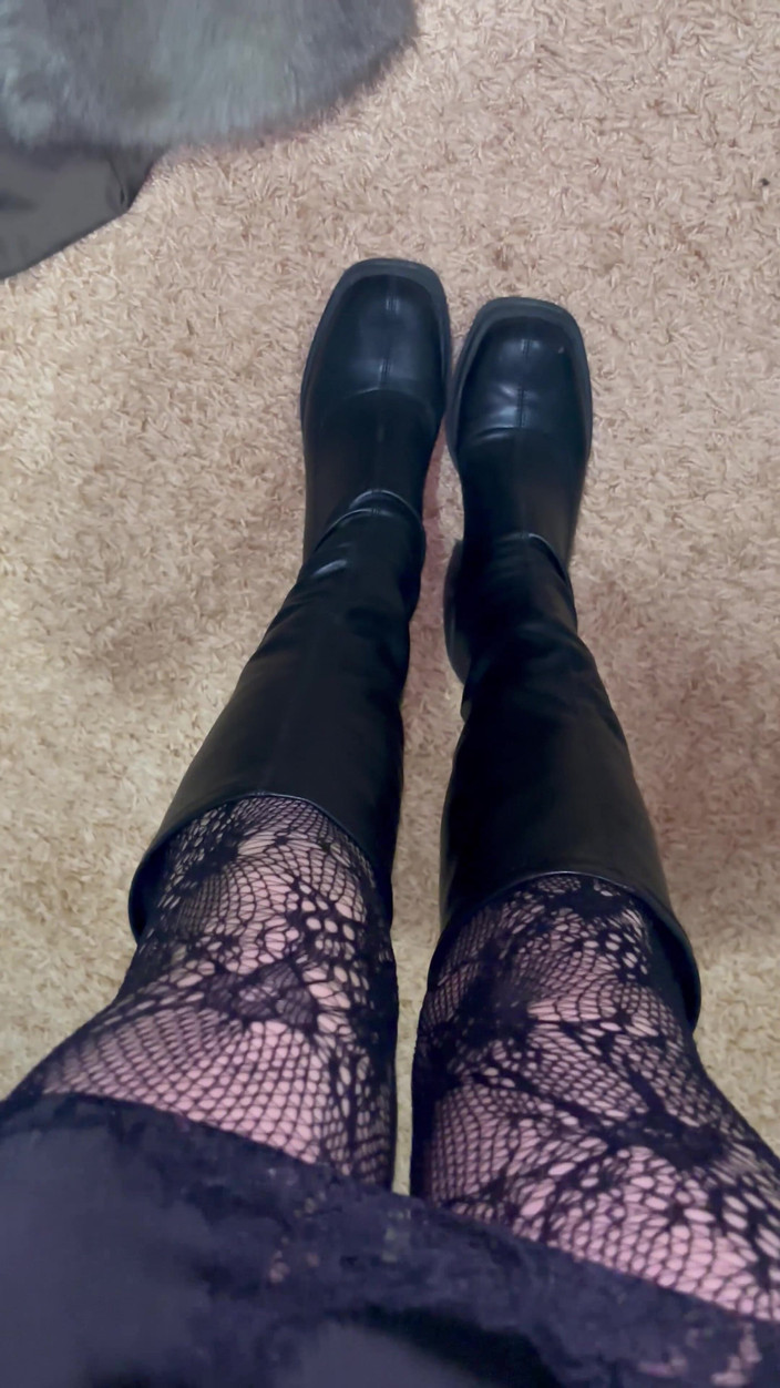 Sparrowica: Chơi với đôi chân của tôi trong đôi tất và ủng gợi cảm