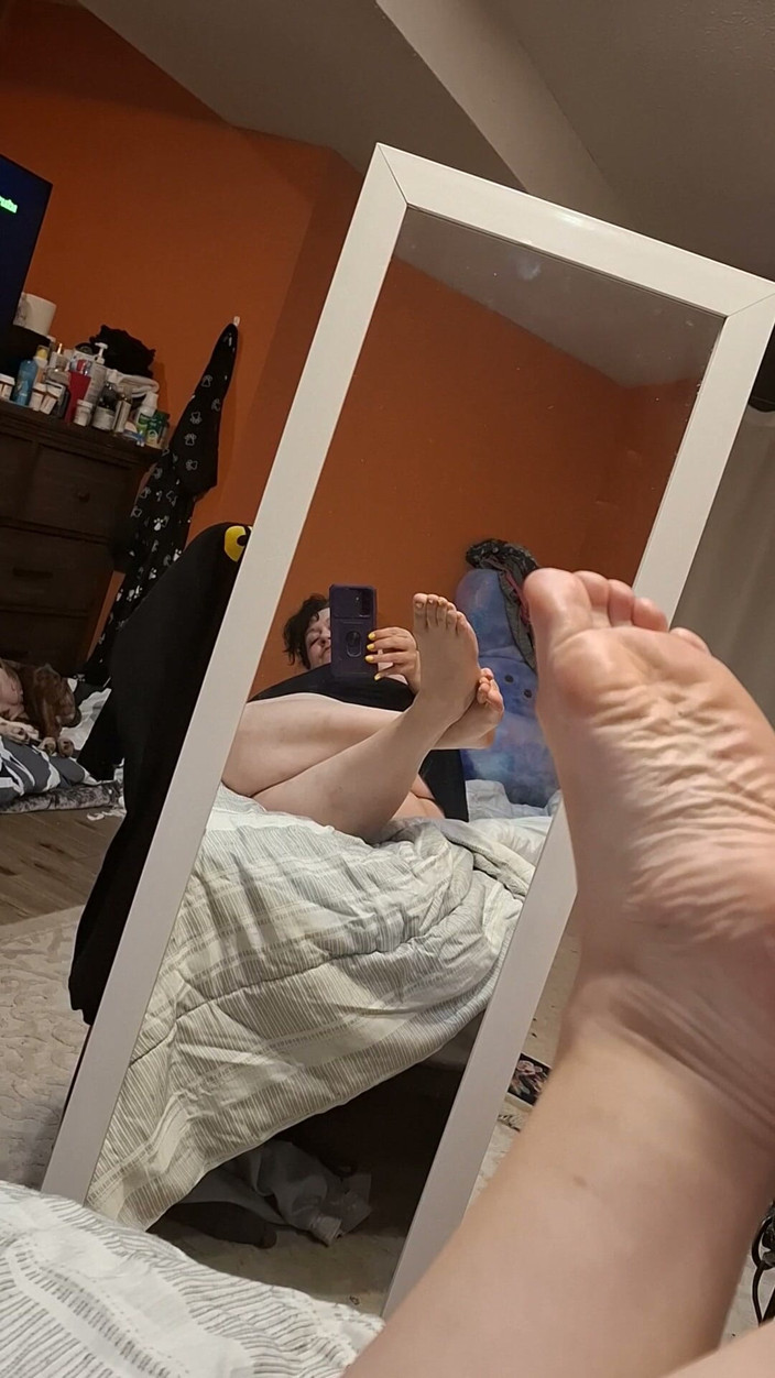 MrsHoley: Kaki seksiku suka banget dimainin