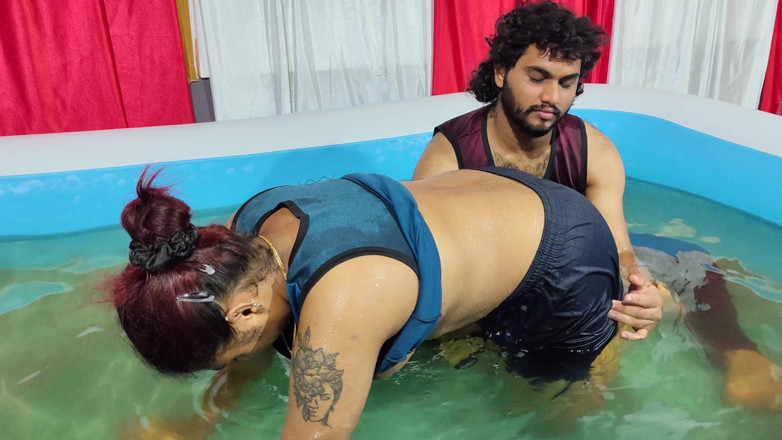 Vaigavarun45: ดูดนมสุดฮอตในสระน้ําและถอดภายใต้การสึกหรอและเทน้ําในตูด