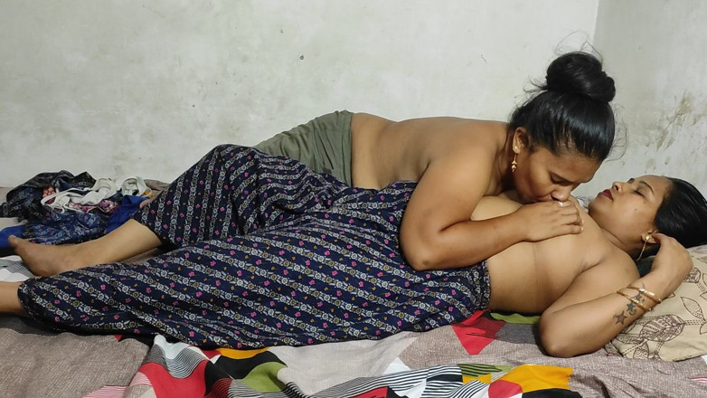 Real Indian Threesome: เมีย Desi และเพื่อนคนสวยของเธอแบ่งปันคืนที่ใกล้ชิด