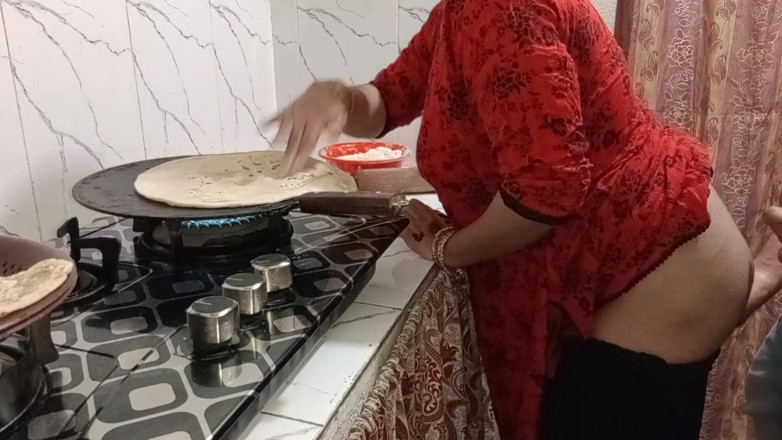 QueenbeautyQB: Vidéo de sexe avec une belle-mère indienne dans la cuisine
