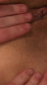 Sexy zrzka sténá rozkoší, zatímco brunetka ji šuká hračkou