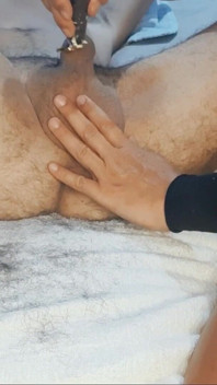 Taşaklarımı, Yarağımı Ve Götümü Tıraş Ediyor.