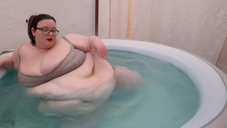 SSBBWLadyBrads: SSBBW belly play and body shakes in my hot tub