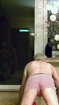 Holly's old fart on knees sục cu sục cu