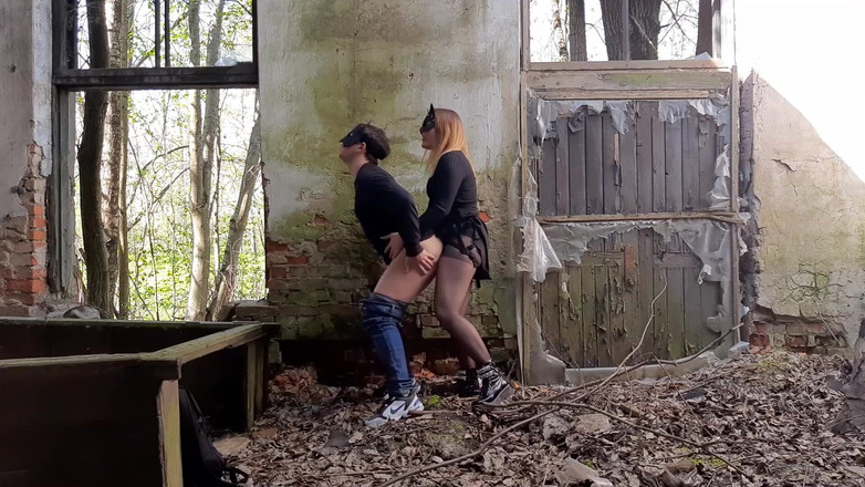 Polly Sweet: Crempie His Zadek v opuštěném domě (Outrdoor Pegging)