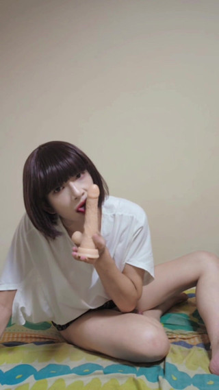 Taiwancdgirl: Shemaleting Xuan kouření a anální sex s obrovskou hračkou