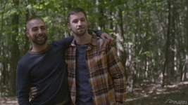 FalconStudios - stomende werknemer sluit zich aan bij een homopaar in de neuktrein