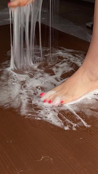 A piedi nudi incastrati in una colla appiccicosa