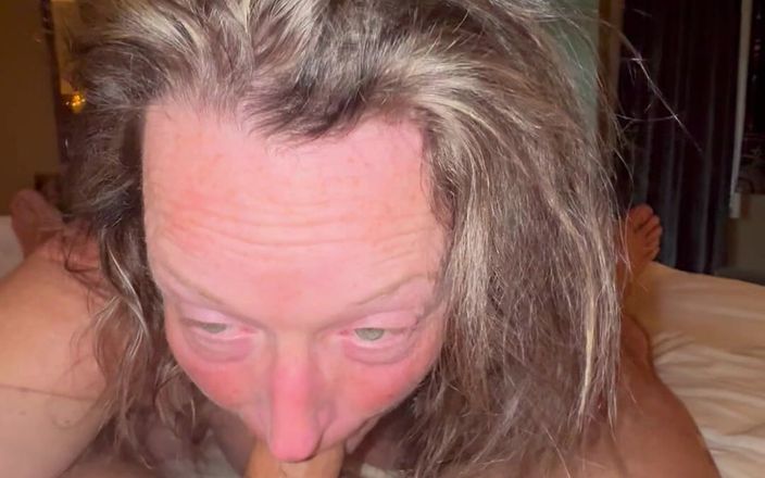 Bonewizzard69: Une femme prend son temps sur la bite de son...
