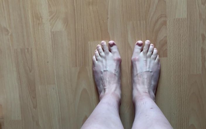 Feet: POV: Chodzę boso