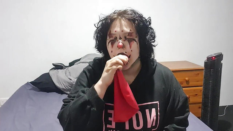 Dramatic Dumpster Fire: 小丑女孩吹箫并弹出巨大的气球