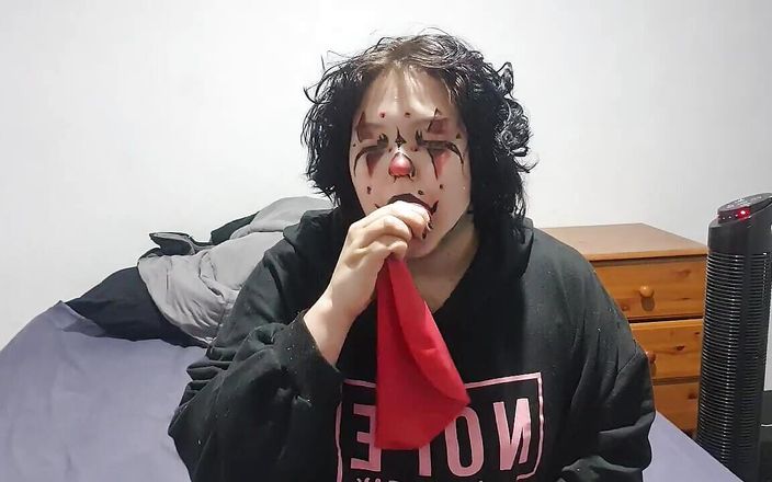 Dramatic Dumpster Fire: Clownmeisje pijpt en knijpt in enorme ballon
