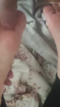 Gioca Con Le Suole Degli Amici Mentre Legge.