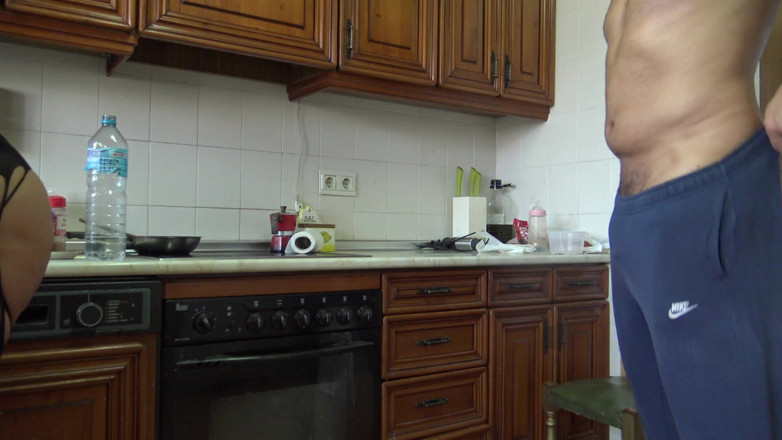 Stepmom Susan: Perverse stiefmutter melkt stiefsohn großen schwanz, während sie sein arschloch...