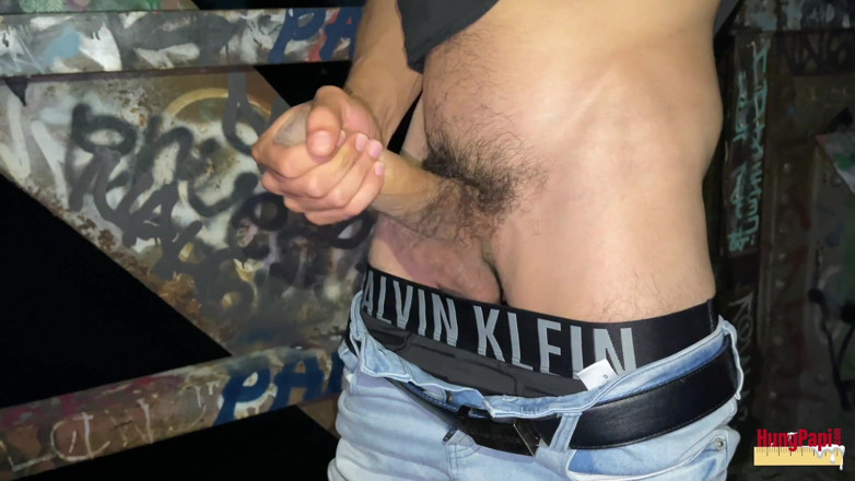 Hung Papi: Nesestříhaná Veřejná Sprcha, Sólo Honění