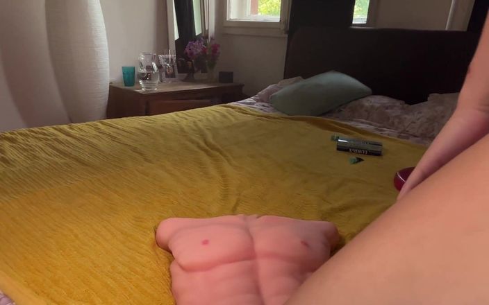 Crypto Mommy: Cewek nakal ini lagi asik muasin memekmu pakai mainan seks!