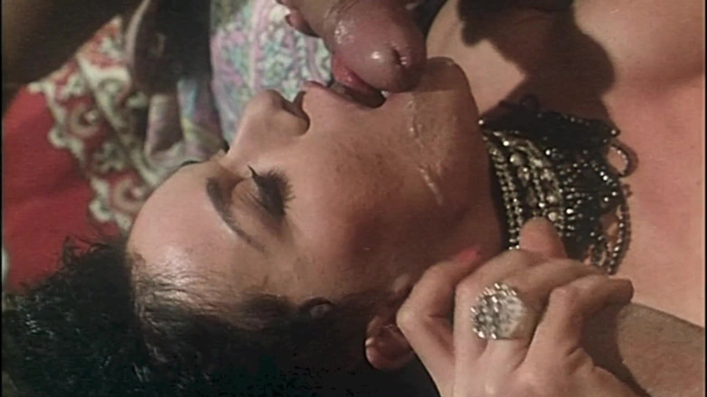 Inthe MILF room: ふしだらな女の家:モアナと彼女の友達がみんなをイカせる