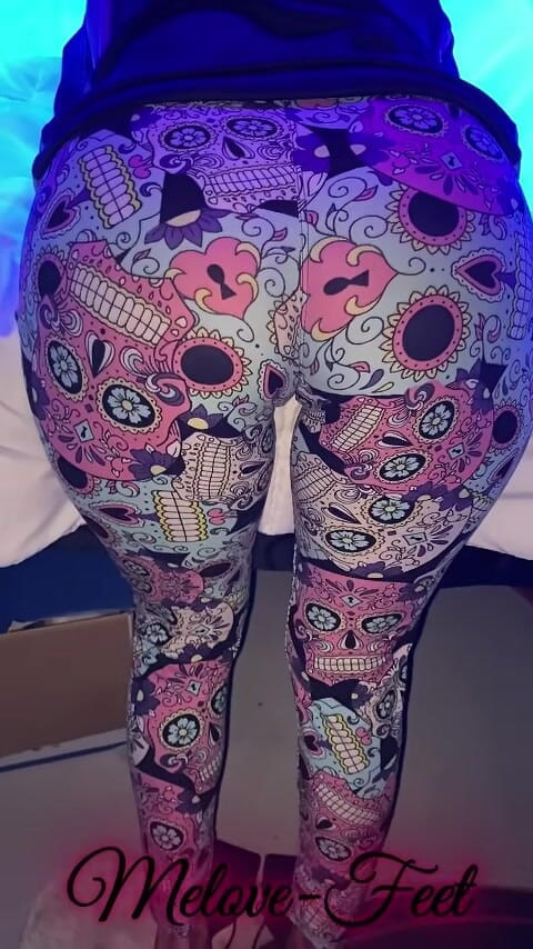 Naelor: Melove穿着紧身裤的美味屁股合集