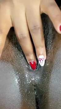 Ich rutsche einen finger in meinen arsch, während meine andere hand meinen kitzler schnell bearbeitet