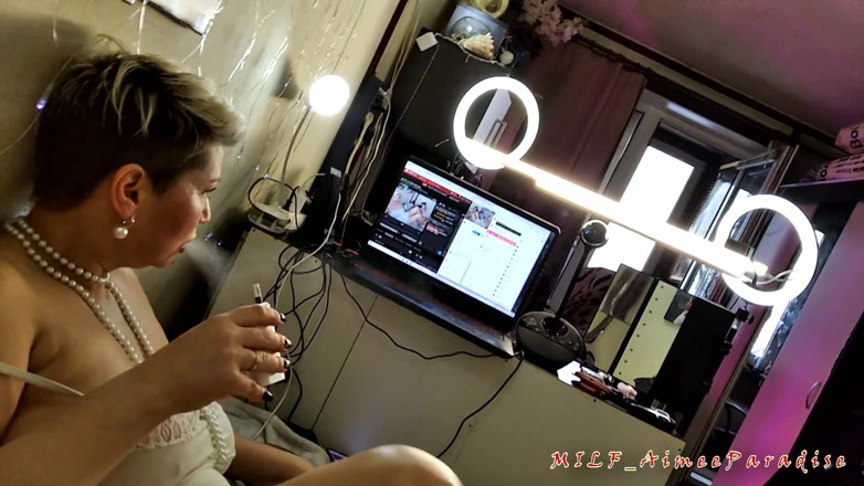 AimeeParadise: Poručíku, už jste někdy krmil domácího mazlíčka ručně? Hladím kundičku...