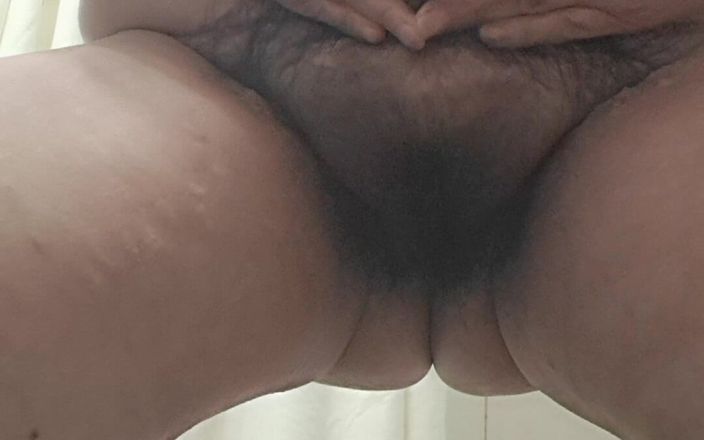 Mommy big hairy pussy: 보지를 청소하는 계모, 더티