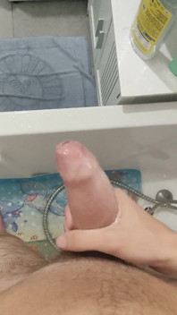 Menyentak zakar tebal yang besar di bilik mandi