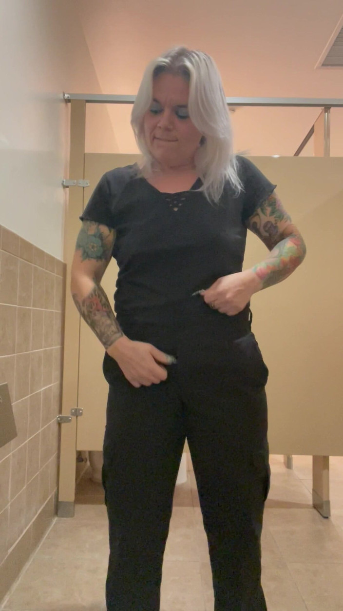 CherryBombBomb: 직장에서 내 엉덩이 플러그 넣기