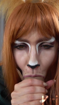 Cewek sange cosplay lagi asik nyepong kontol besar, crot di mulut, 4k