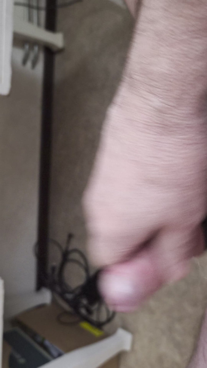 Pellefnatt: 友人は椅子に座り、Vidioを見ながら自分のペニスを手で動かし、オーガズムに達するまで見ていました