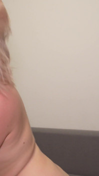 Nevlastní bratr se vypořádal s domácími útoky prsnaté blondýnky.