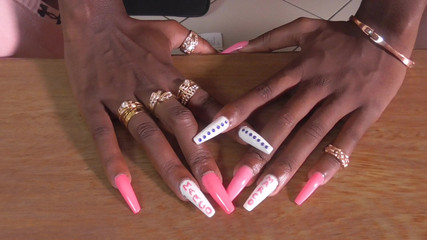 Solo Austria: Ebenholz-pearl, Hand- und Fingernail-Fetisch