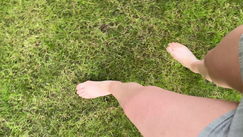 Feet: Barfuß auf dem Gras laufen