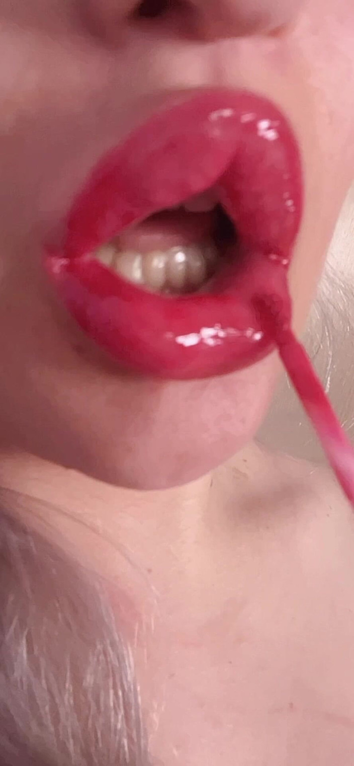 FinDom Goaldigger: Luciul de ruj roșu este captivant