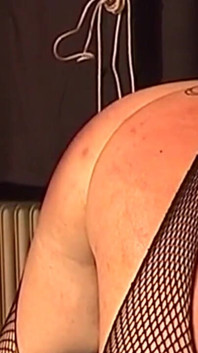 Reife MILF in netzstrümpfen nimmt riesiges spielzeug tief