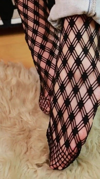 Elegante MILF in tacchi alti e calze a rete - gioco con scarpe e provocazione