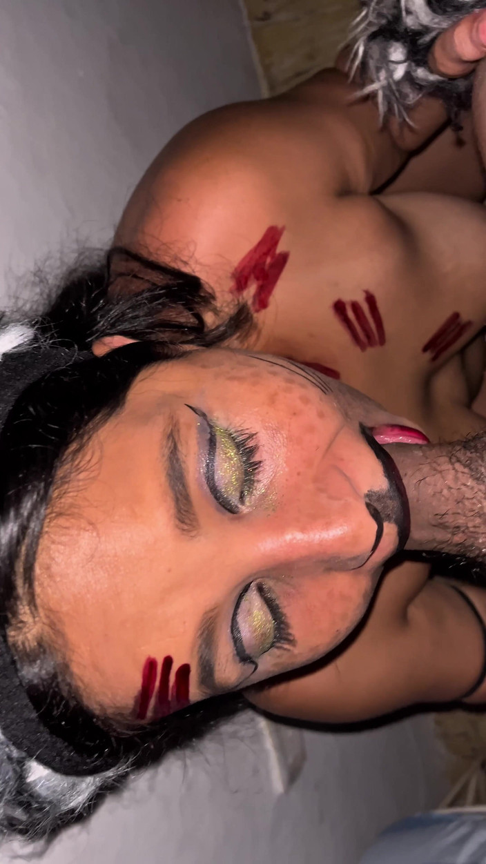 Gilversexy: Halloweenská párty, nemůže vystát teplo a hledají prostor pro šukání, ona...