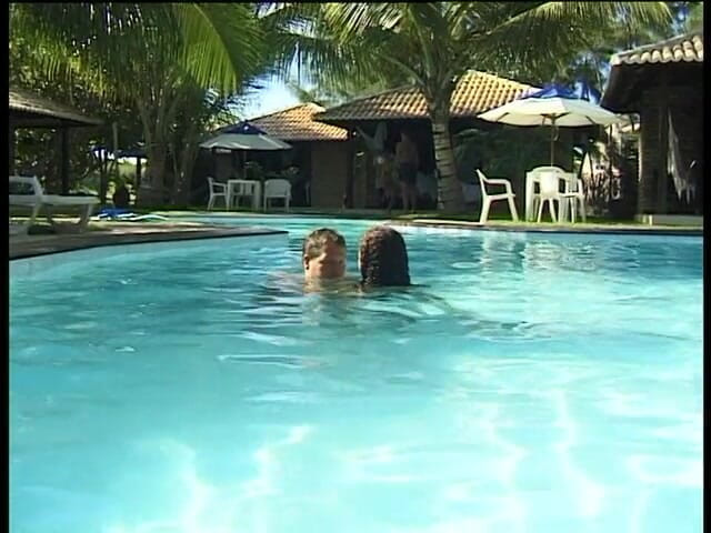 Lucky Cooch: Gagica negresă se dirvează frumos în piscină cu iubitul ei