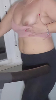 PAWG dívka s velkým zadkem dělá na běžeckém pásu, zatímco její kozy poskakují, sexy manželka ukazuje její prsa v tělocvičně