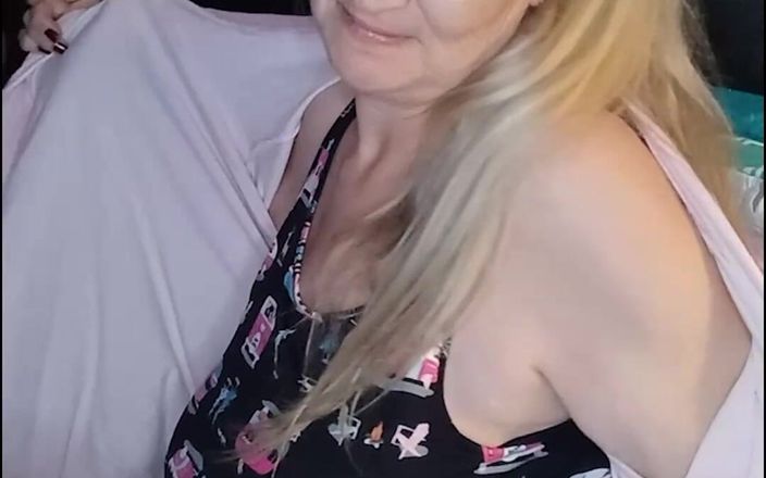 Momma Vee: Sexy MILFka masturbuje k intenzivnímu orgasmu Živě na webové kameře soukromý...