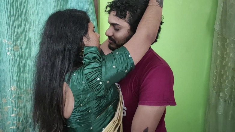Vaigavarun45: Kerala medio sari bdsm mano atada en el techo y...
