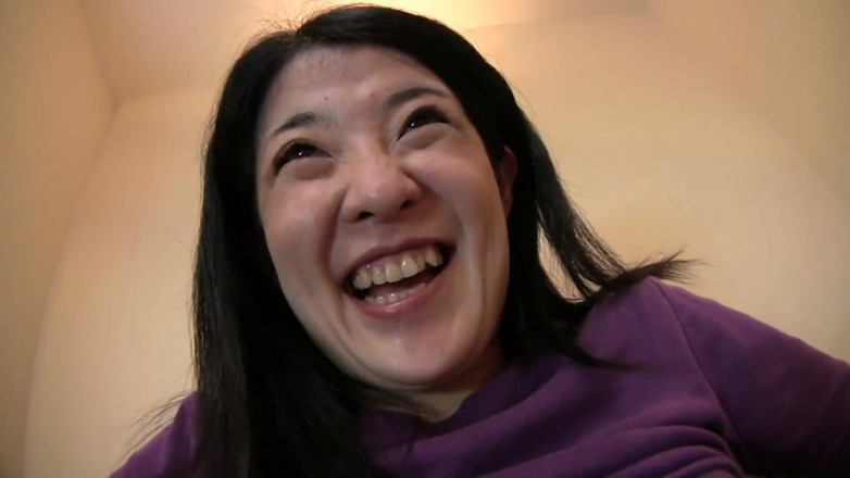 Asian Mature Climax: Peluda asiática milf abre las piernas y juega en el...