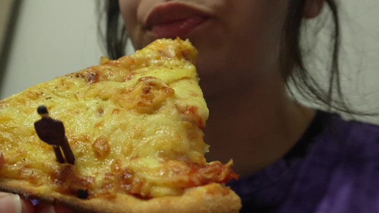 AmayaMori: Makan malam pizza raksasa bergiliran sama pria mungil yang berubah...