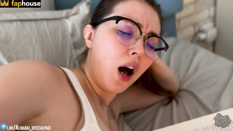 Alina Rai: Il figliastro scopa la matrigna su sua richiesta. Matrigna:-Leggerò un...