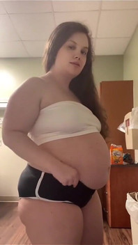침대에서 쉬는 나쁜 소녀